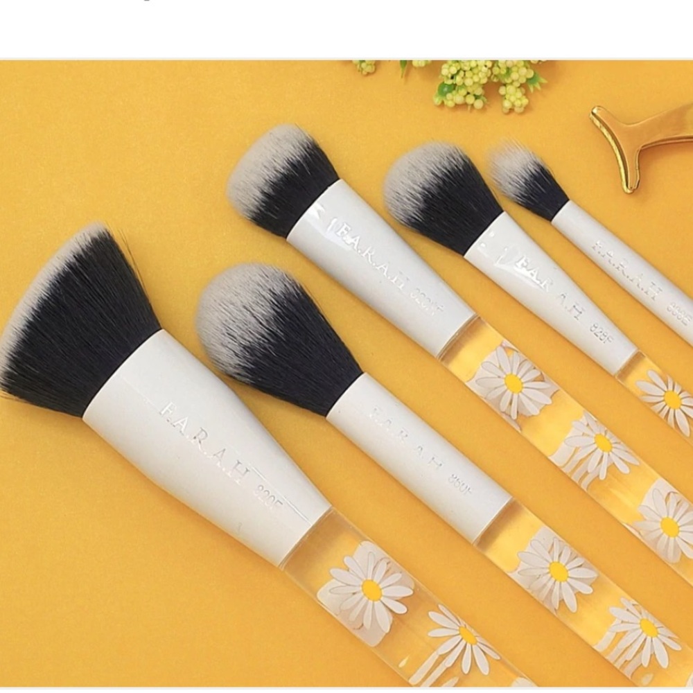 Brand new ✨ Farah daisy 4 makeup brush set
